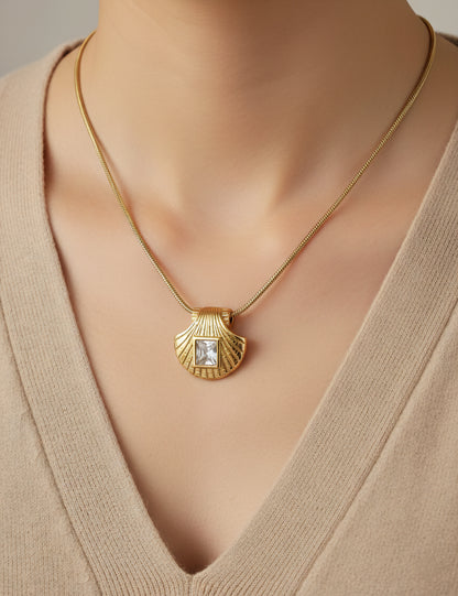 LAMARA SHELL NECKLACE