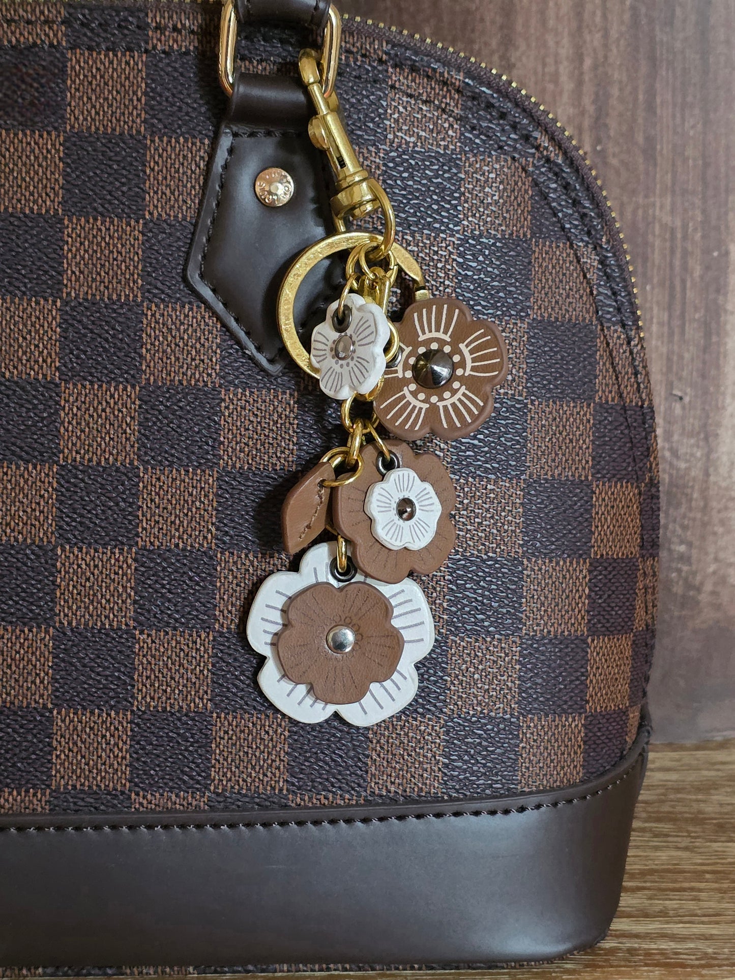 PRETTY FLOWER KEYCHAIN