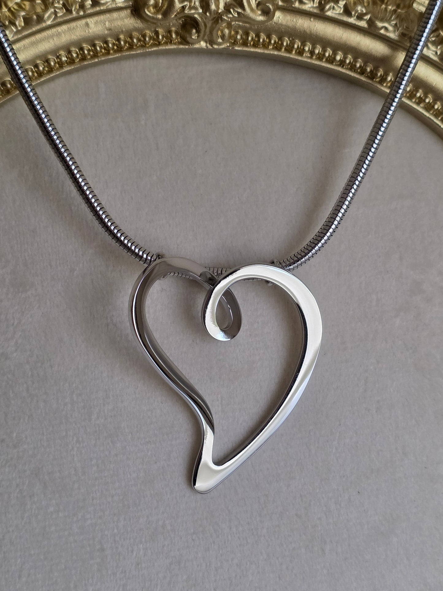 HUDA HEART NECKLACE SILVER