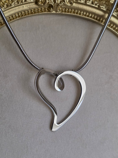 HUDA HEART NECKLACE SILVER