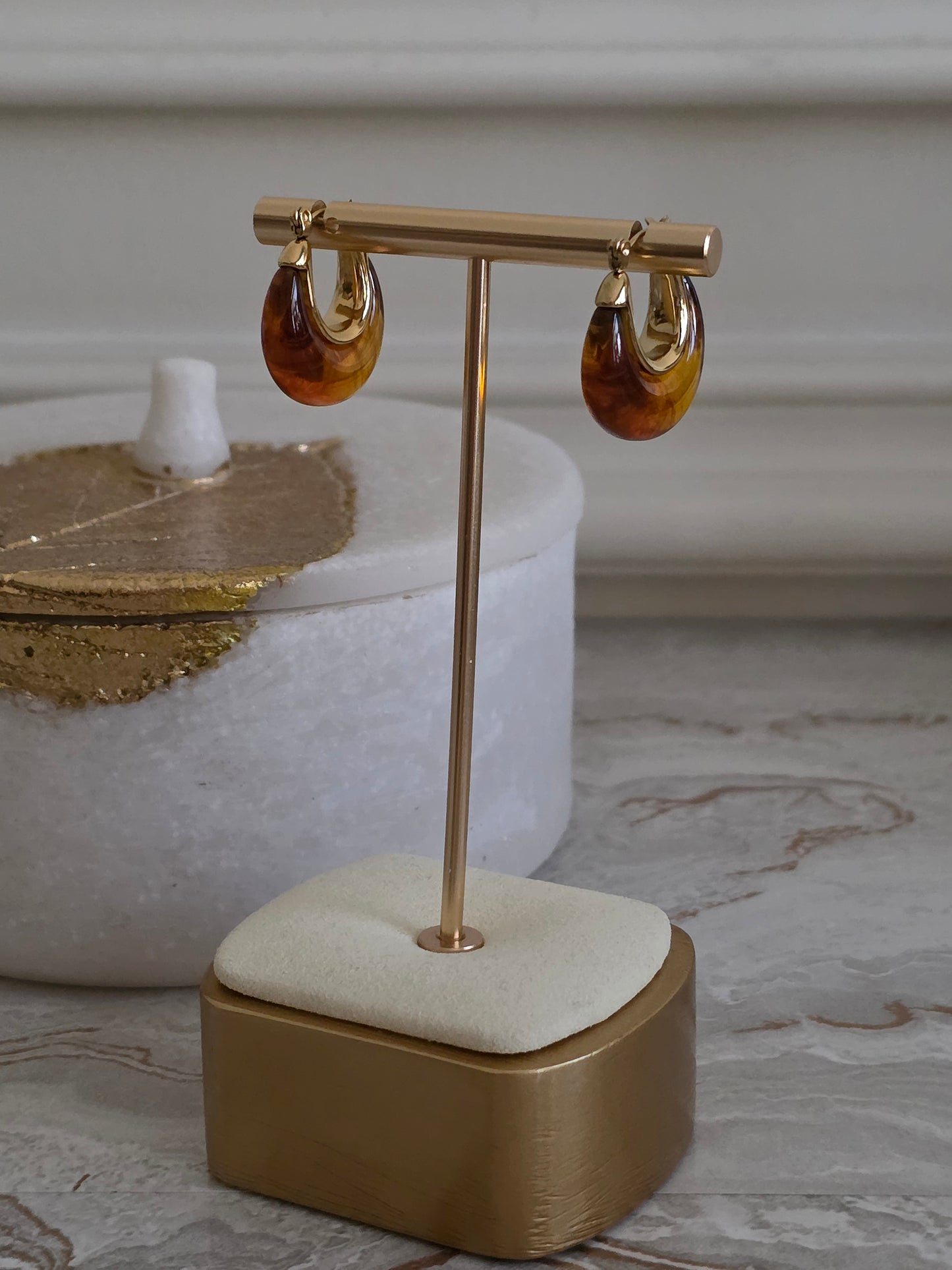 Brown resin hoop earrings 