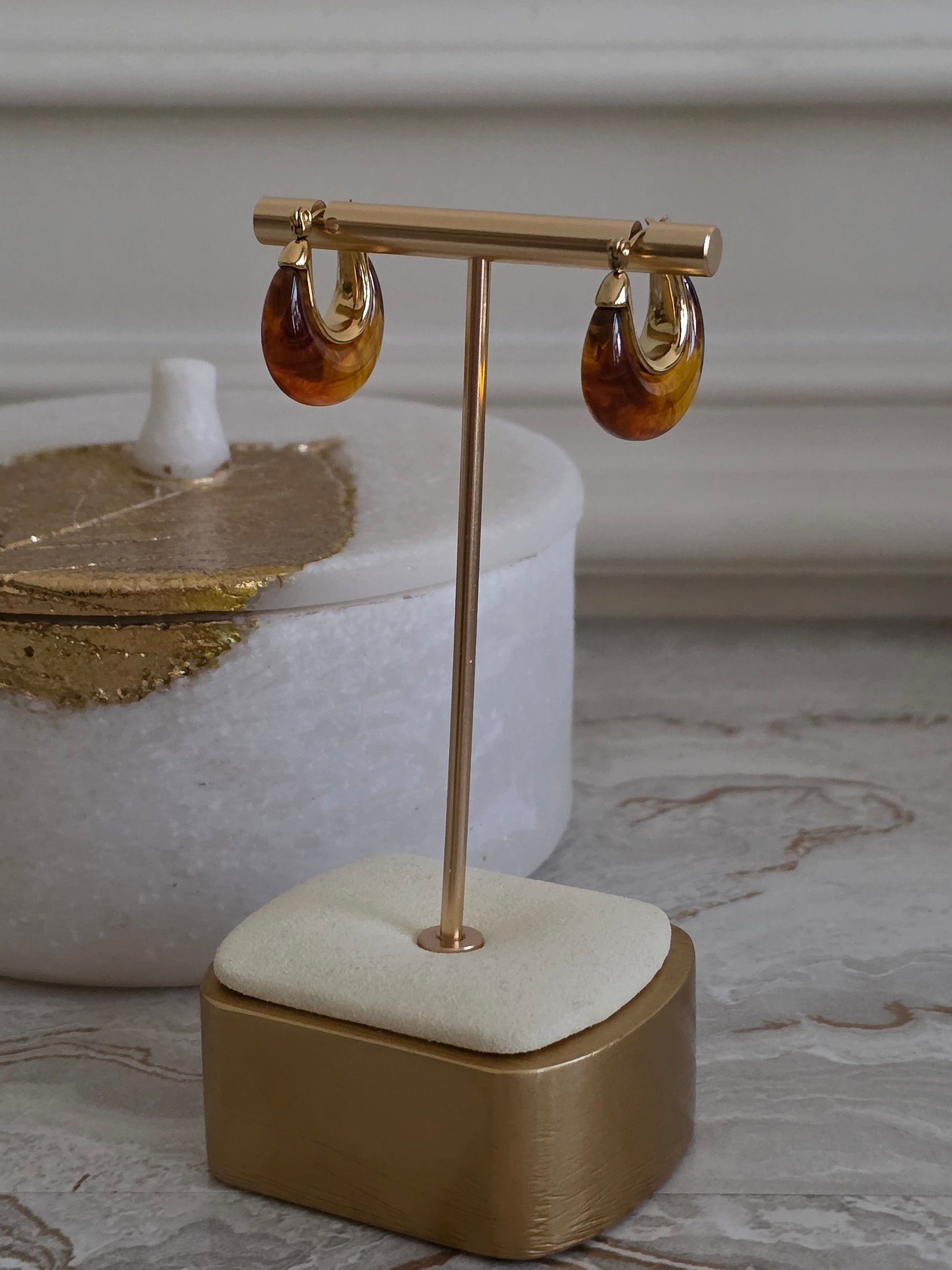 Brown resin hoop earrings 
