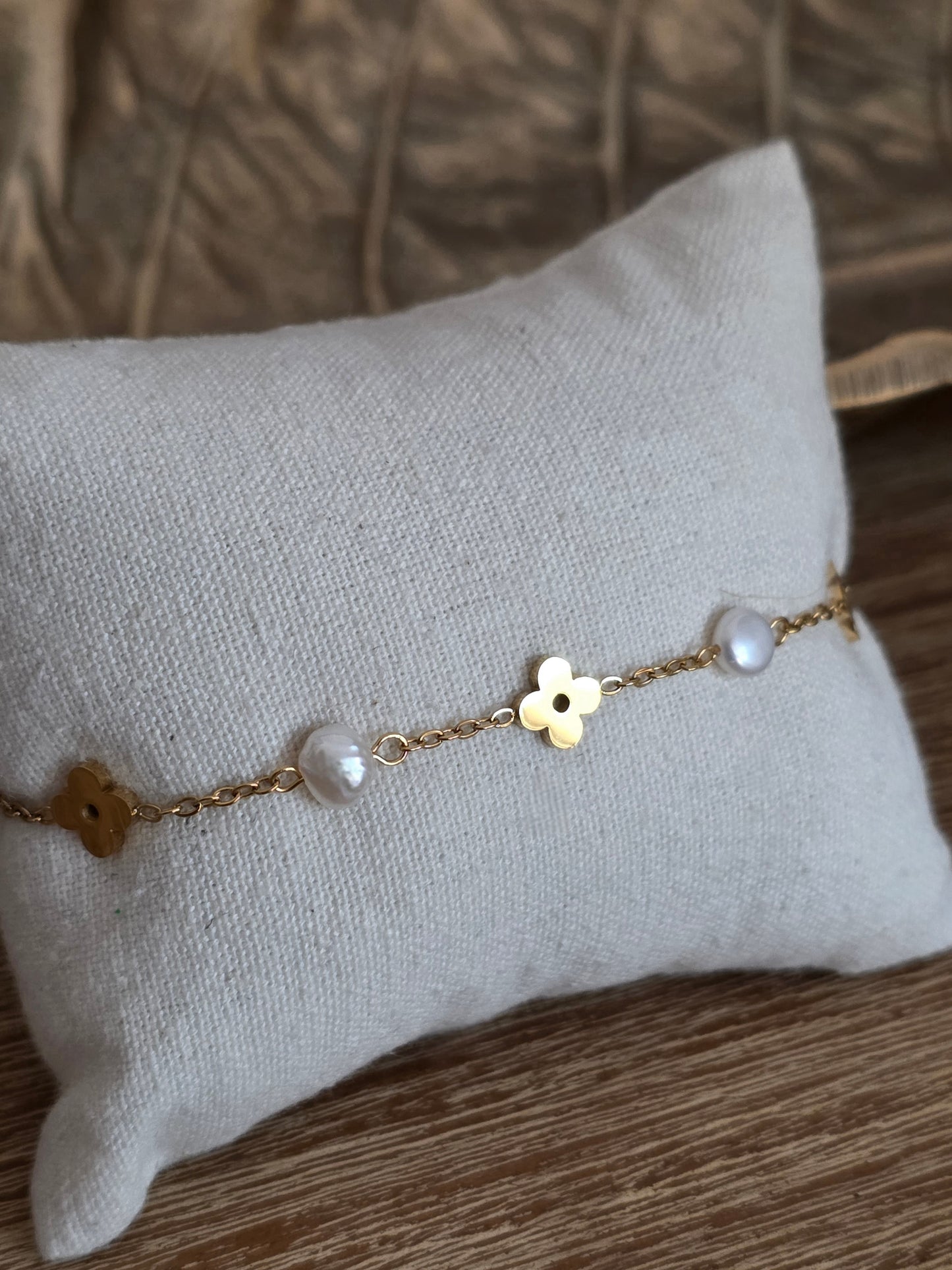 CARIA PEARL CLOVER BRACELET