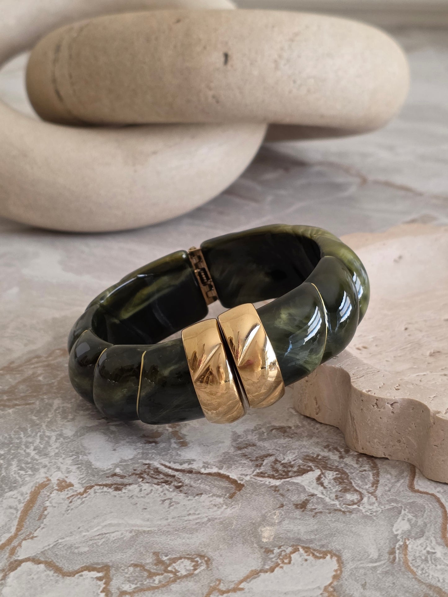 AZIZAH ACRYLIC BANGLE