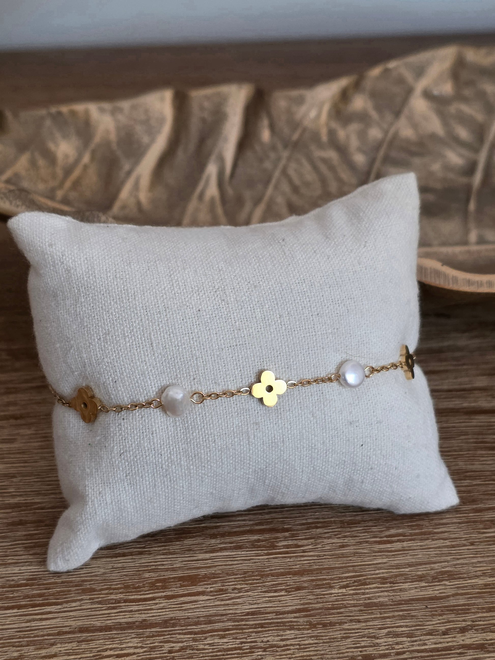 Gold delicate pearl clover bracelet