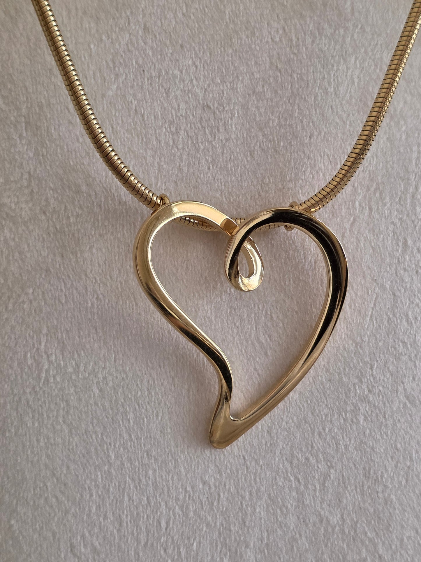 HUDA HEART NECKLACE