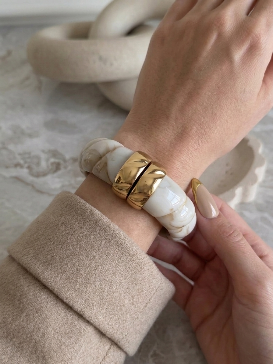 AZIZAH ACRYLIC BANGLE